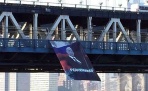 В Нью-Йорке на Манхэттенском мосту вывесили большой баннер с изображением Владимира Путина