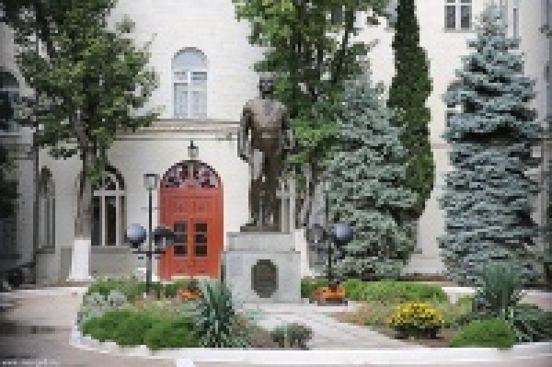 Памятник адмиралу Ушакову возле штаба Черноморского флота
