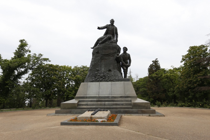 Памятник адиралу Корнилову на малаховом кургане в Севастополе